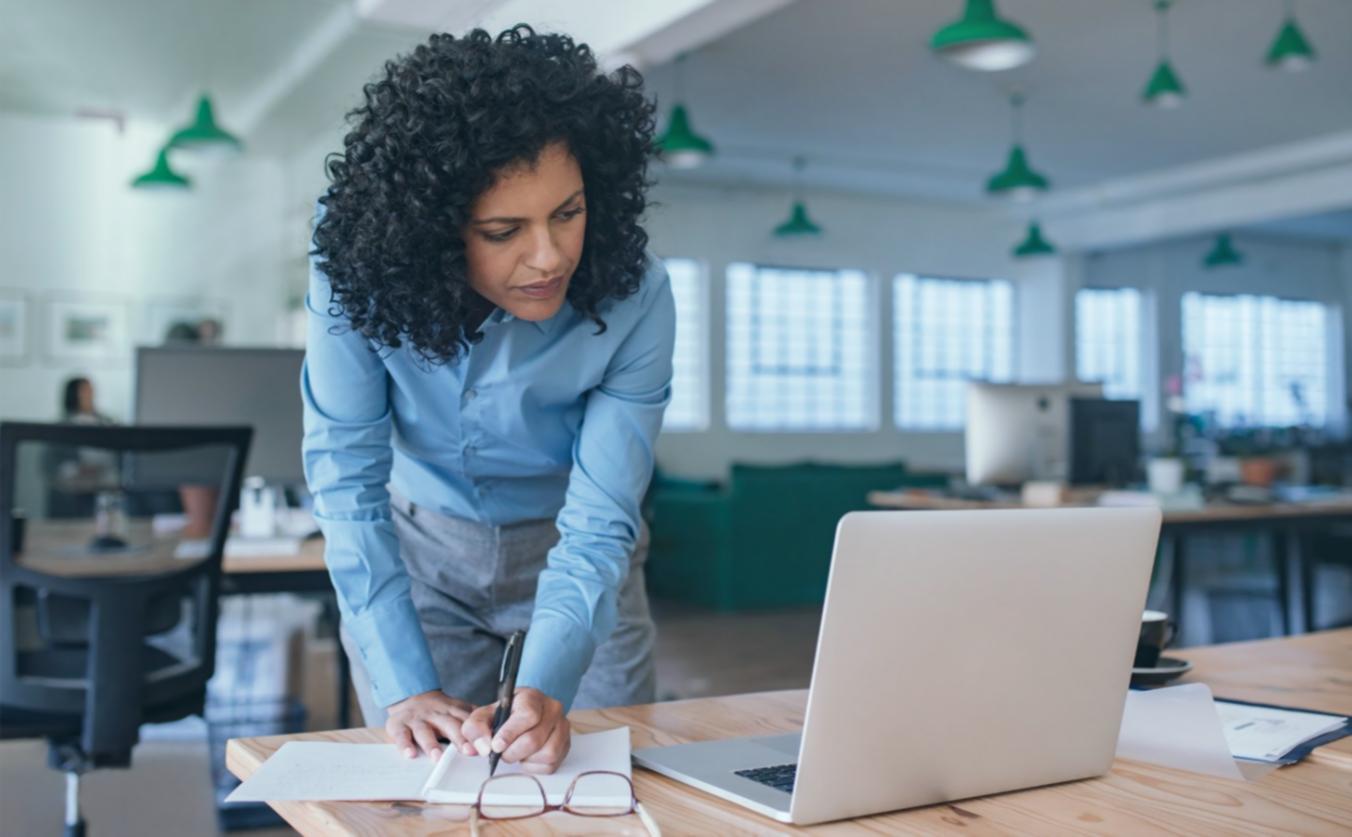 Profesional revisando gráficos financieros